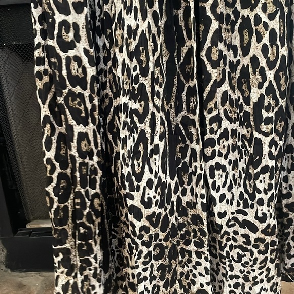 Life & Style black and tan pleated animal print skirt with elastic band. Size 1X - Picture 4 of 7